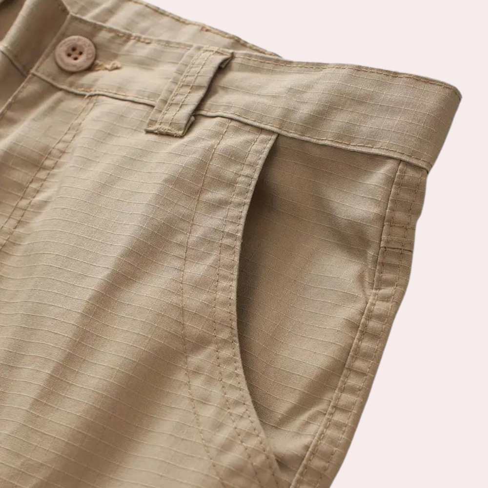 Nicolo's stylish cargo trousers: a must-have for the elegant man!