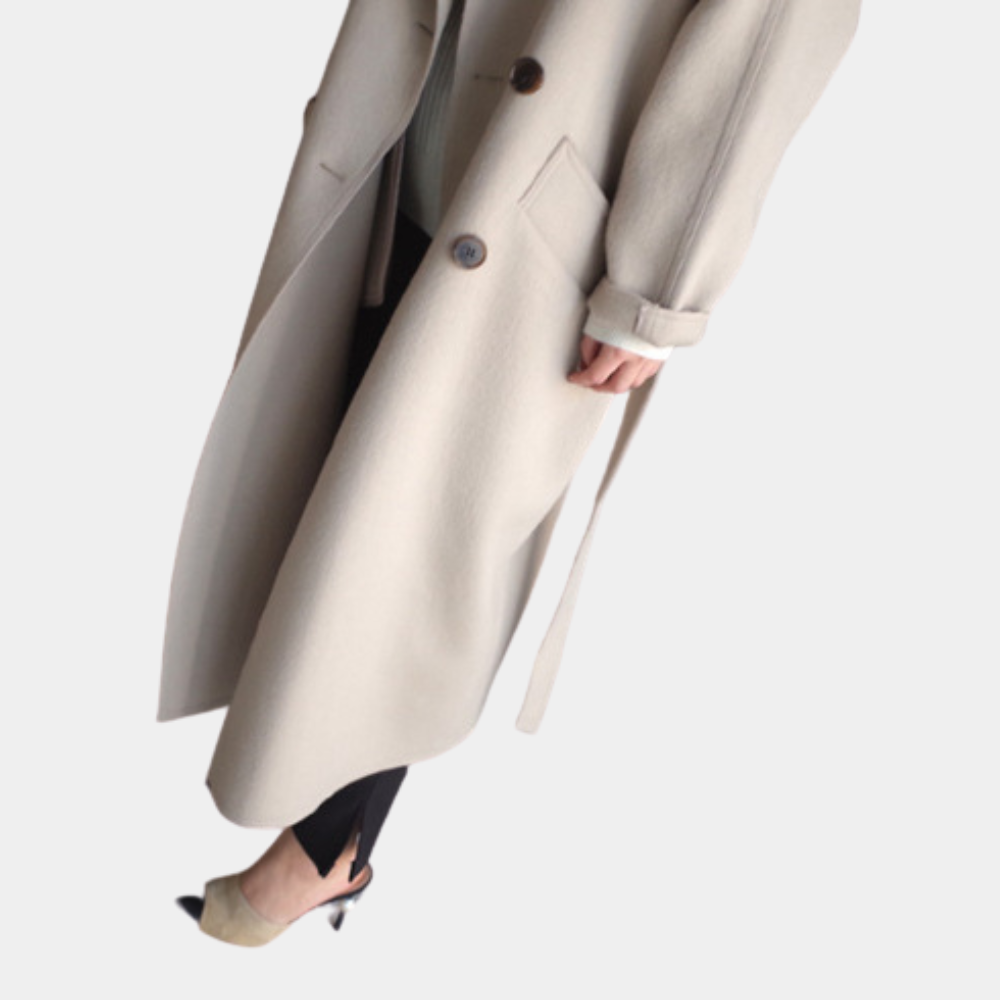 Elegant long women's coat that emphasises sophisticated style and elegance