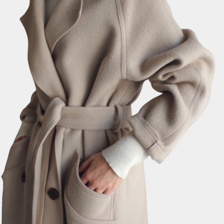 Elegant long women's coat that emphasises sophisticated style and elegance