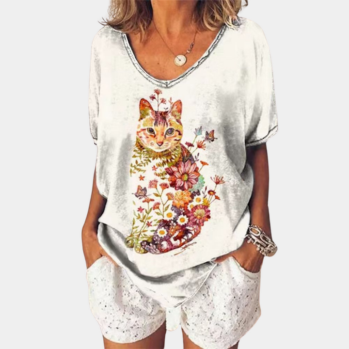 Stylish t-shirt with cat motif for women