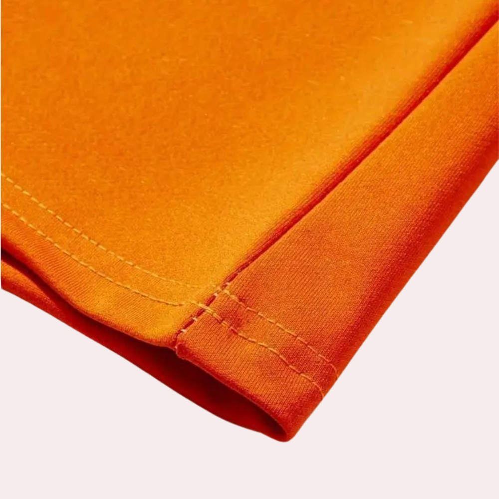 Stylish men's T-shirt in an elegant orange colour with a round collar.