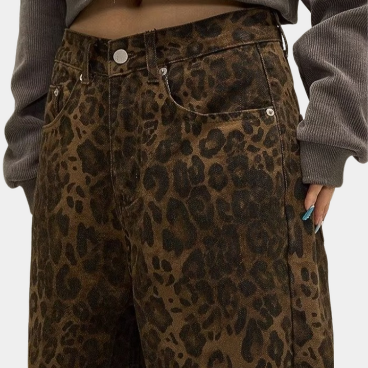 Xenobia - Stylish women's jeans with trendy leopard print