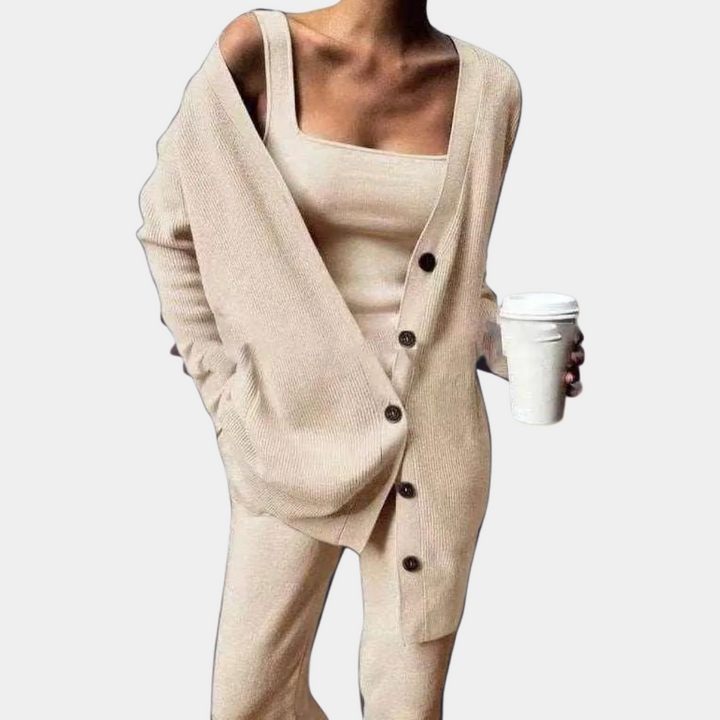 Stylish 3-piece running set for women, combining comfort with elegance, guaranteeing an unparalleled wellness experience
