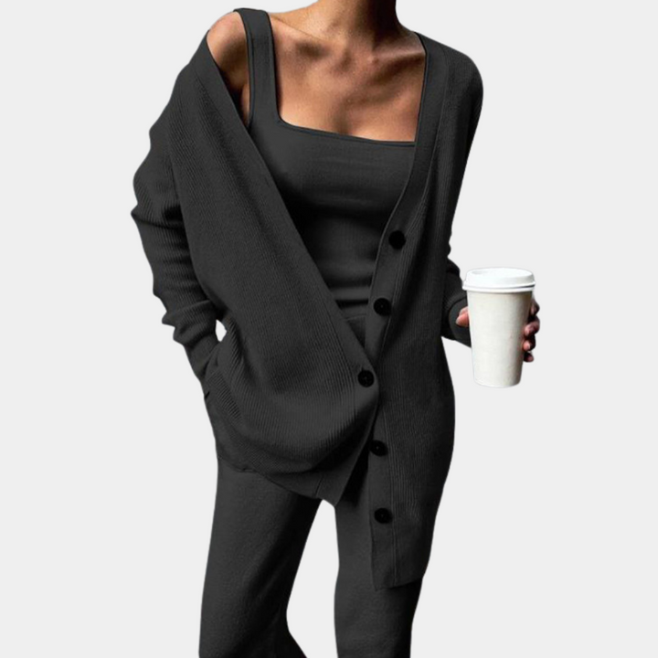 Stylish 3-piece running set for women, combining comfort with elegance, guaranteeing an unparalleled wellness experience