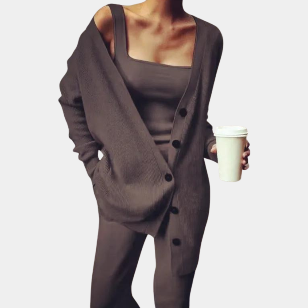 Stylish 3-piece running set for women, combining comfort with elegance, guaranteeing an unparalleled wellness experience