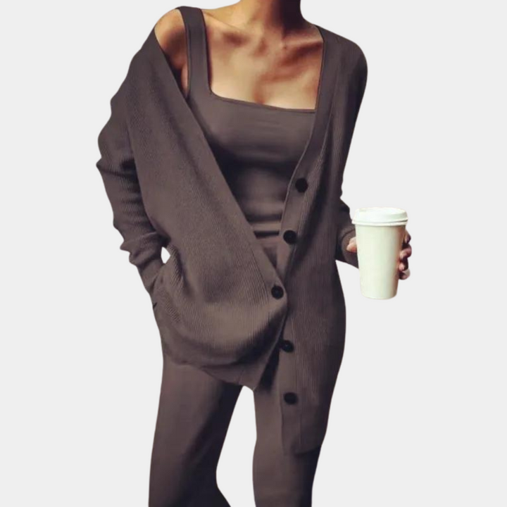 Stylish 3-piece running set for women, combining comfort with elegance, guaranteeing an unparalleled wellness experience