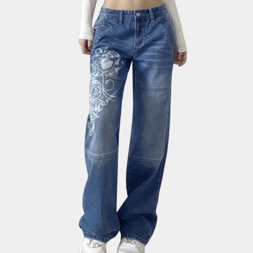 Stylish women's cargo jeans in a relaxed fit