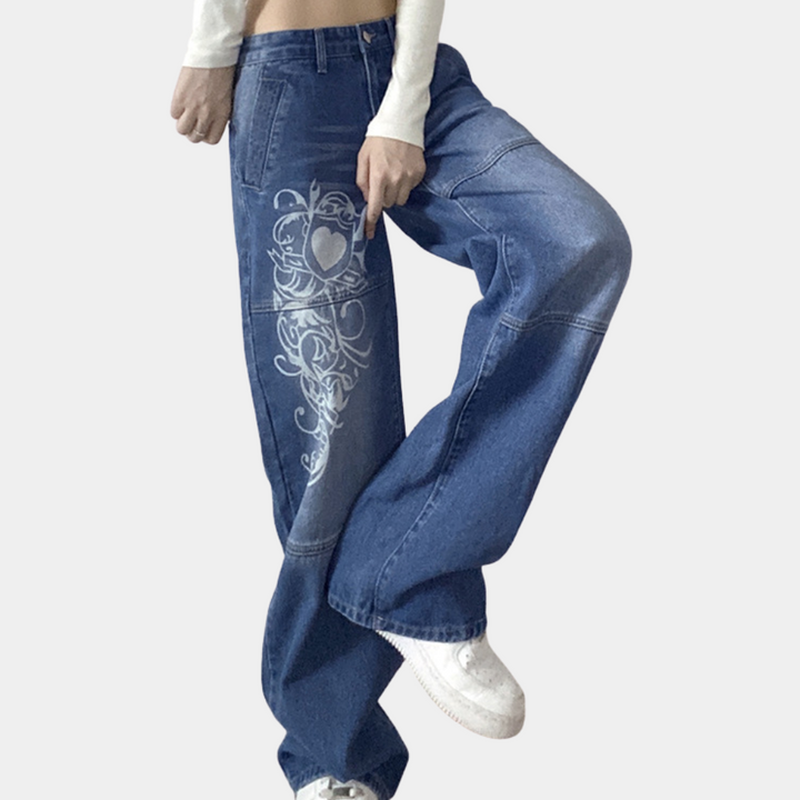 Stylish women's cargo jeans in a relaxed fit