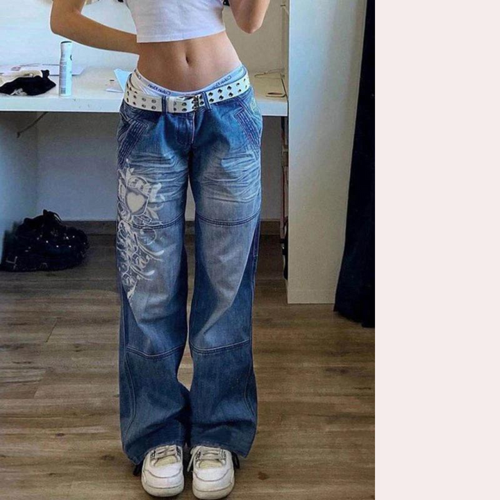 Stylish women's cargo jeans in a relaxed fit