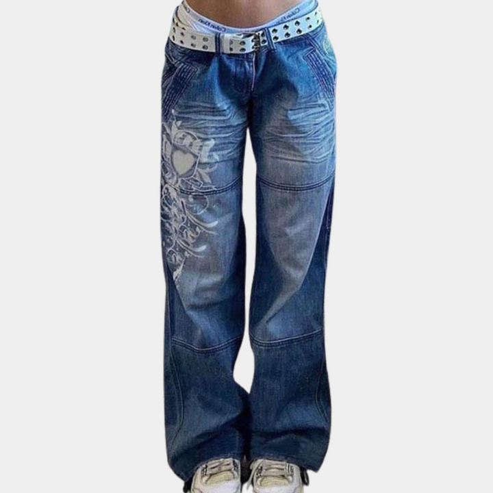 Stylish women's cargo jeans in a relaxed fit