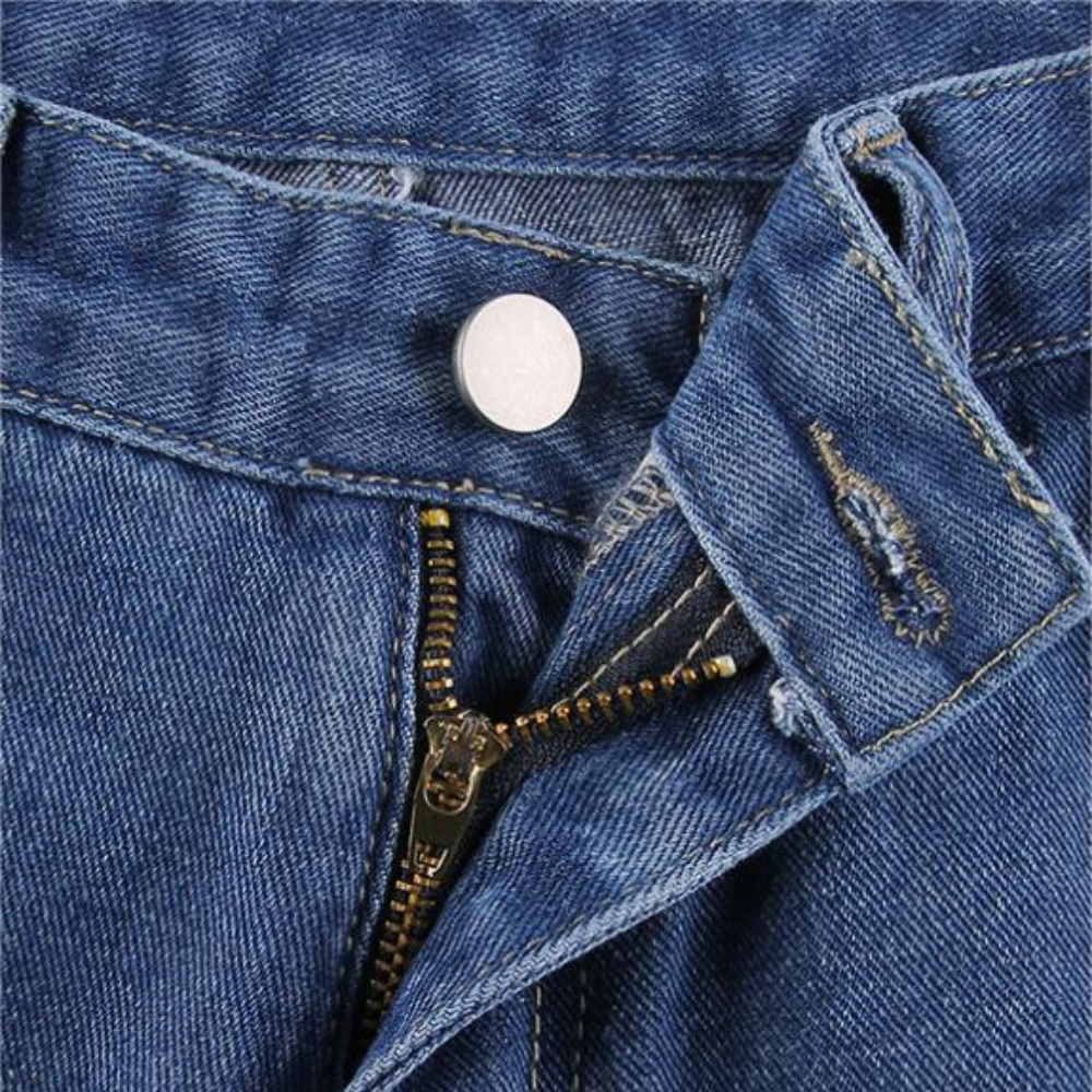 Stylish women's cargo jeans in a relaxed fit