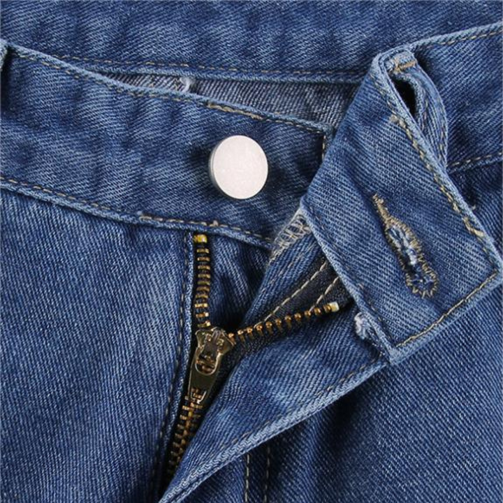 Stylish women's cargo jeans in a relaxed fit