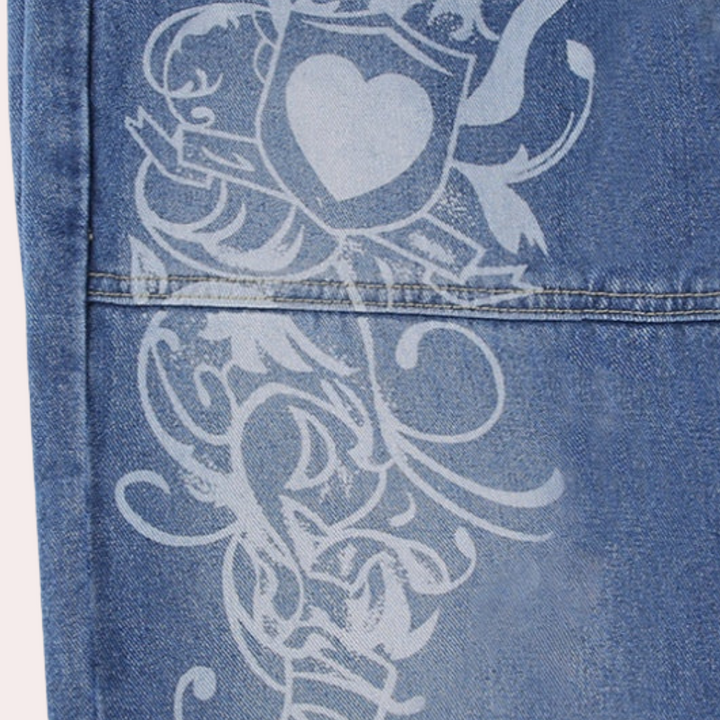 Stylish women's cargo jeans in a relaxed fit