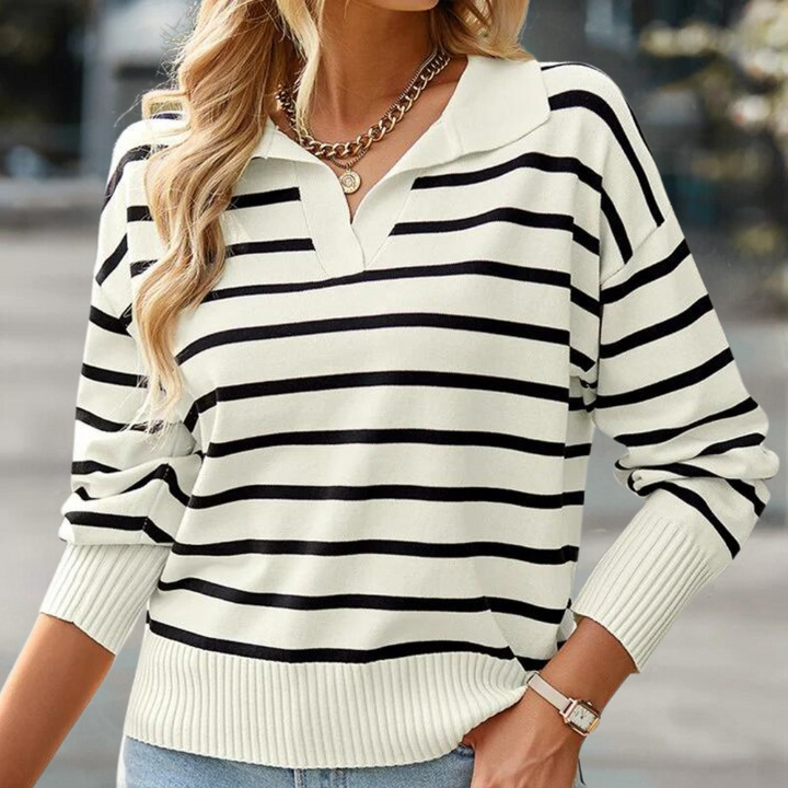 Stylish women's jumper in fashionable checked pattern