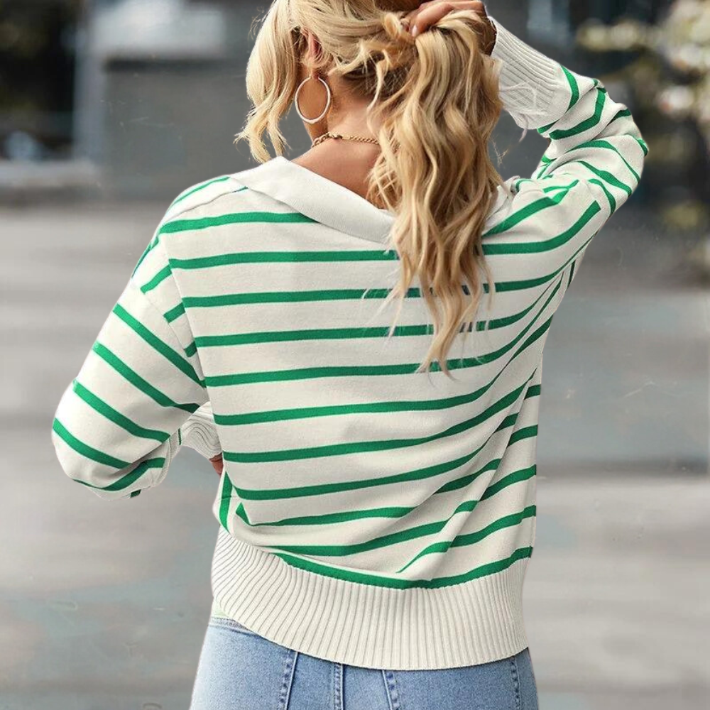 Stylish women's jumper in fashionable checked pattern