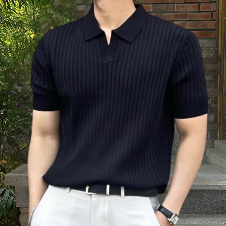 A stylish men's short-sleeved shirt - perfect for summer!