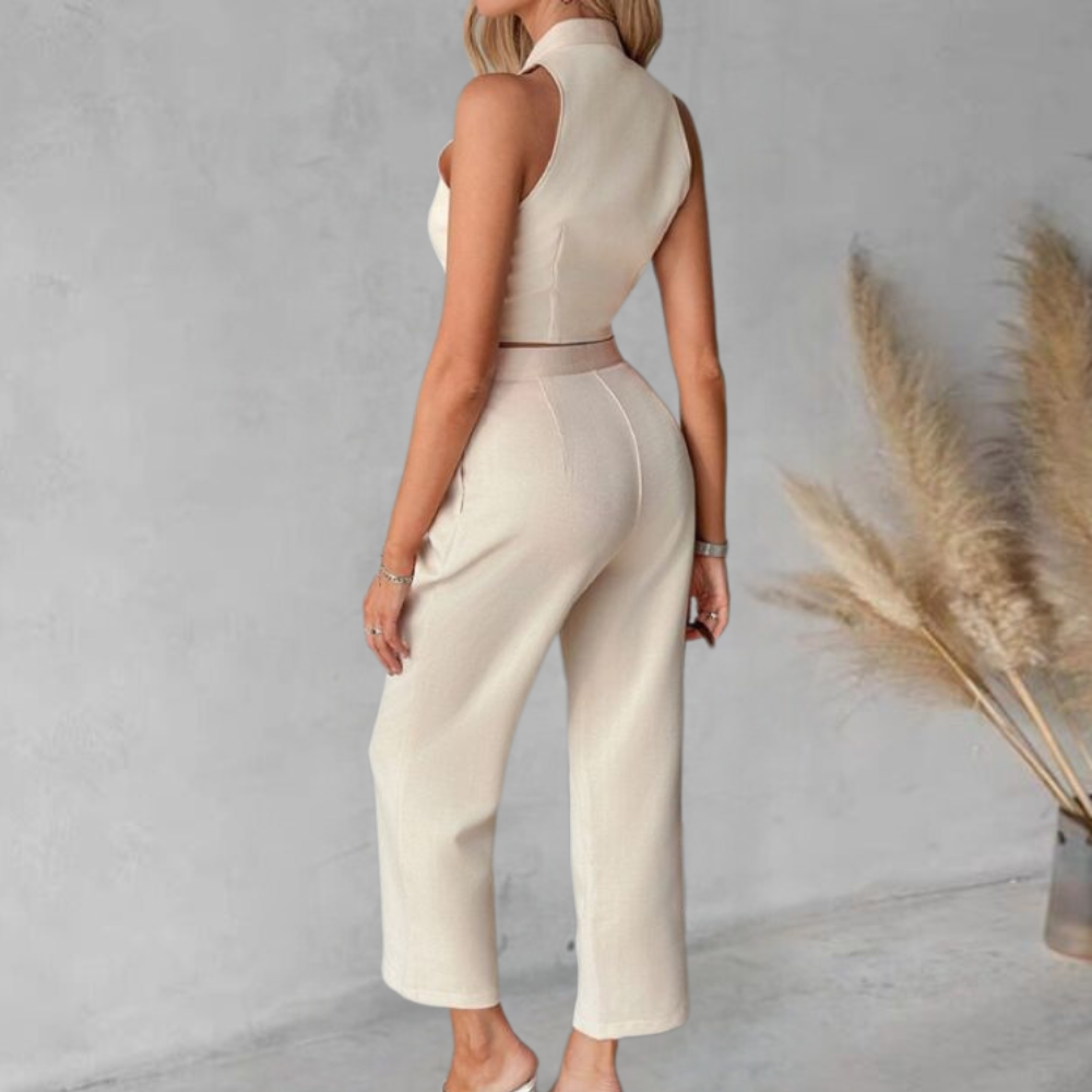 Stylish women's ensemble: elegant cardigan and sophisticated trousers for a fashionable look