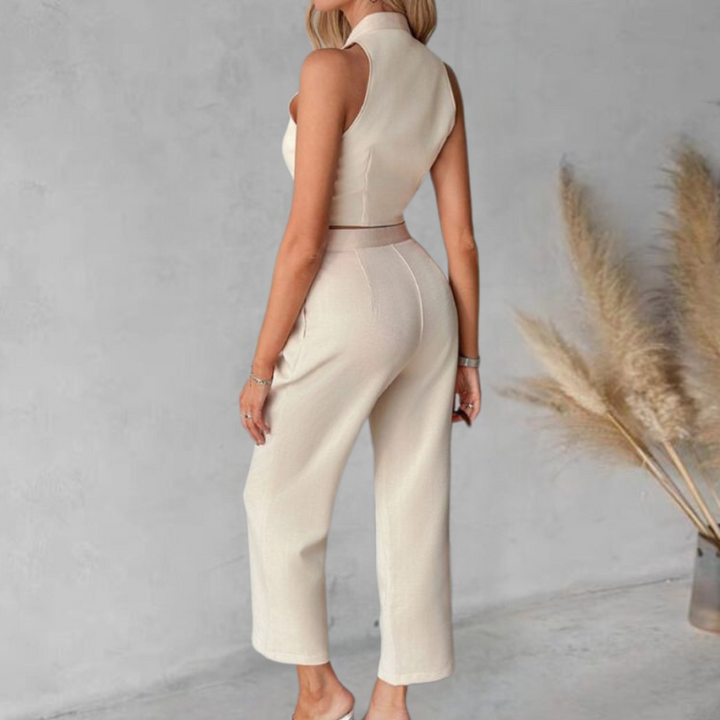 Stylish women's ensemble: elegant cardigan and sophisticated trousers for a fashionable look