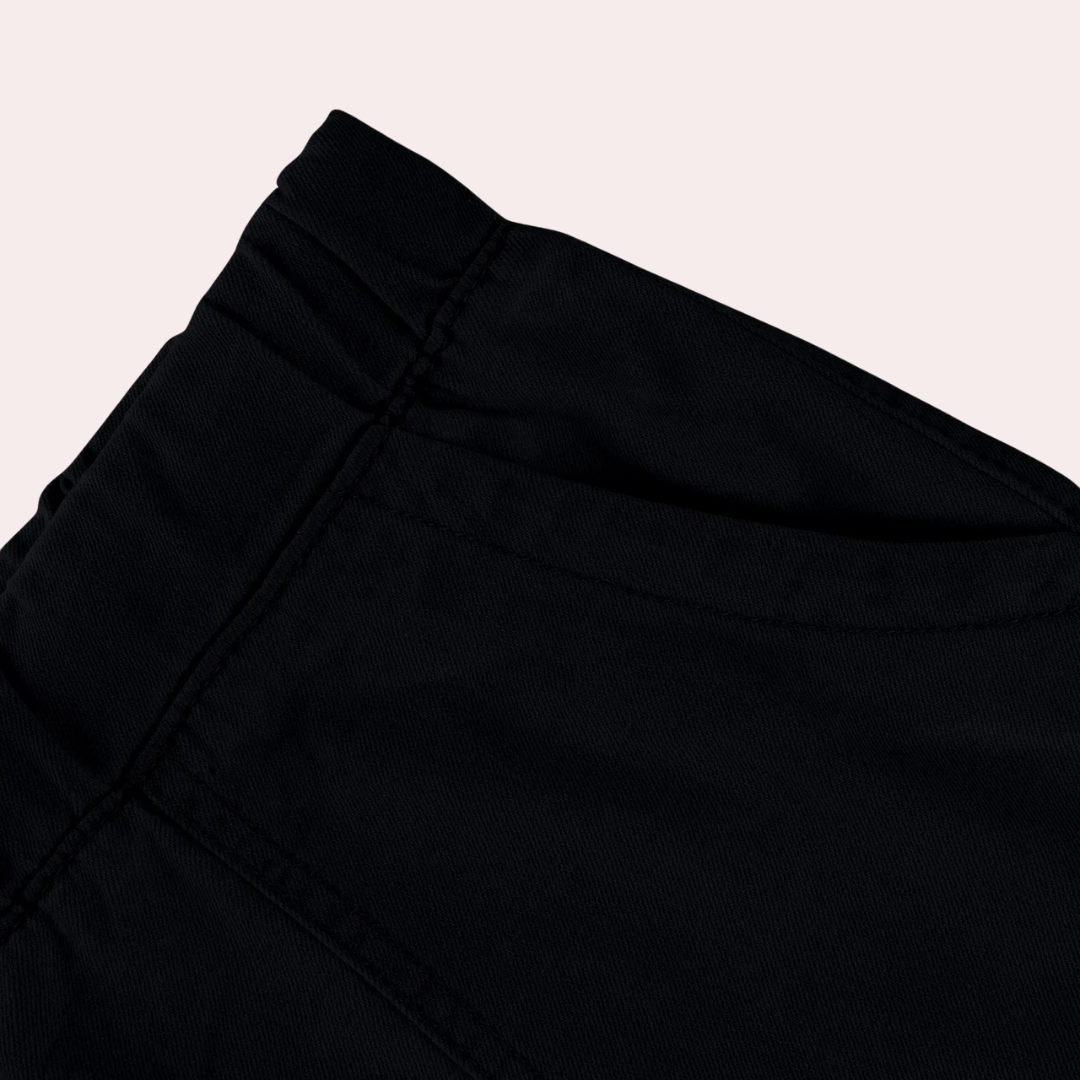 Delfine - Stylish women's shorts with practical side pockets for effortless elegance