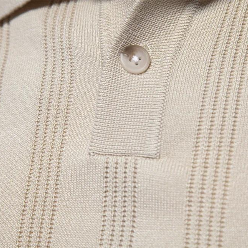 Elegant knitted T-shirt for the modern man