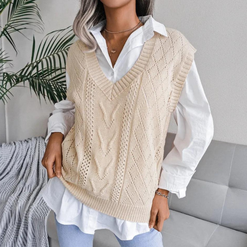 Stylish Arlette women's cardigan with pointed neckline and fashionable cable knit