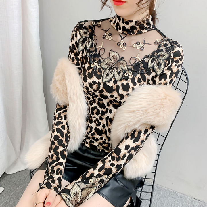 Dorotea - Stylish women's top with luxurious panther pattern