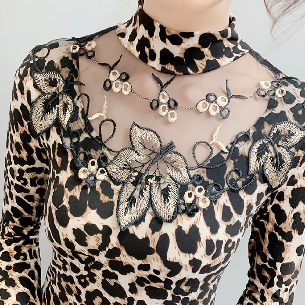 Dorotea - Stylish women's top with luxurious panther pattern