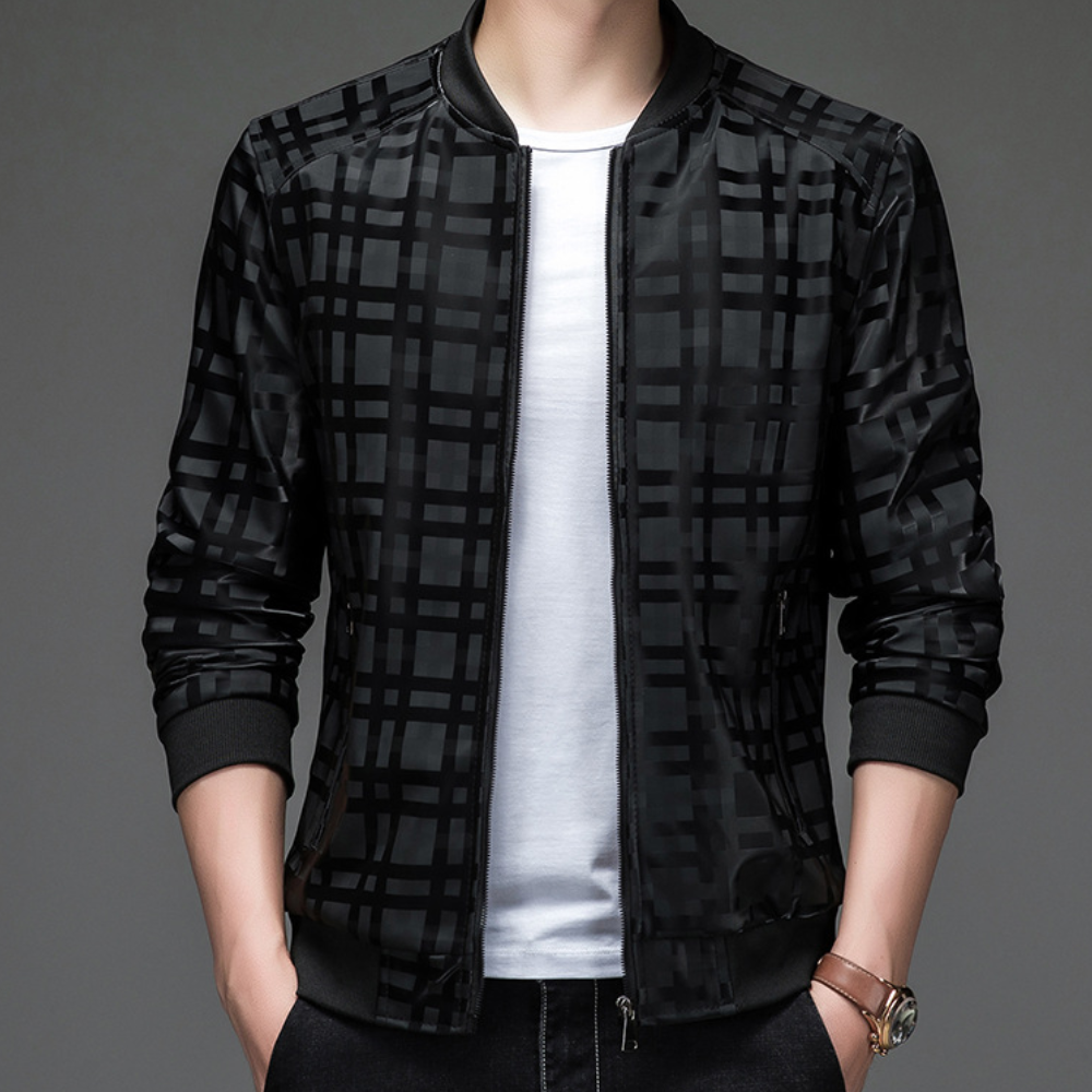 BRADLEY - A super-lightweight windbreaker for adventurous explorers