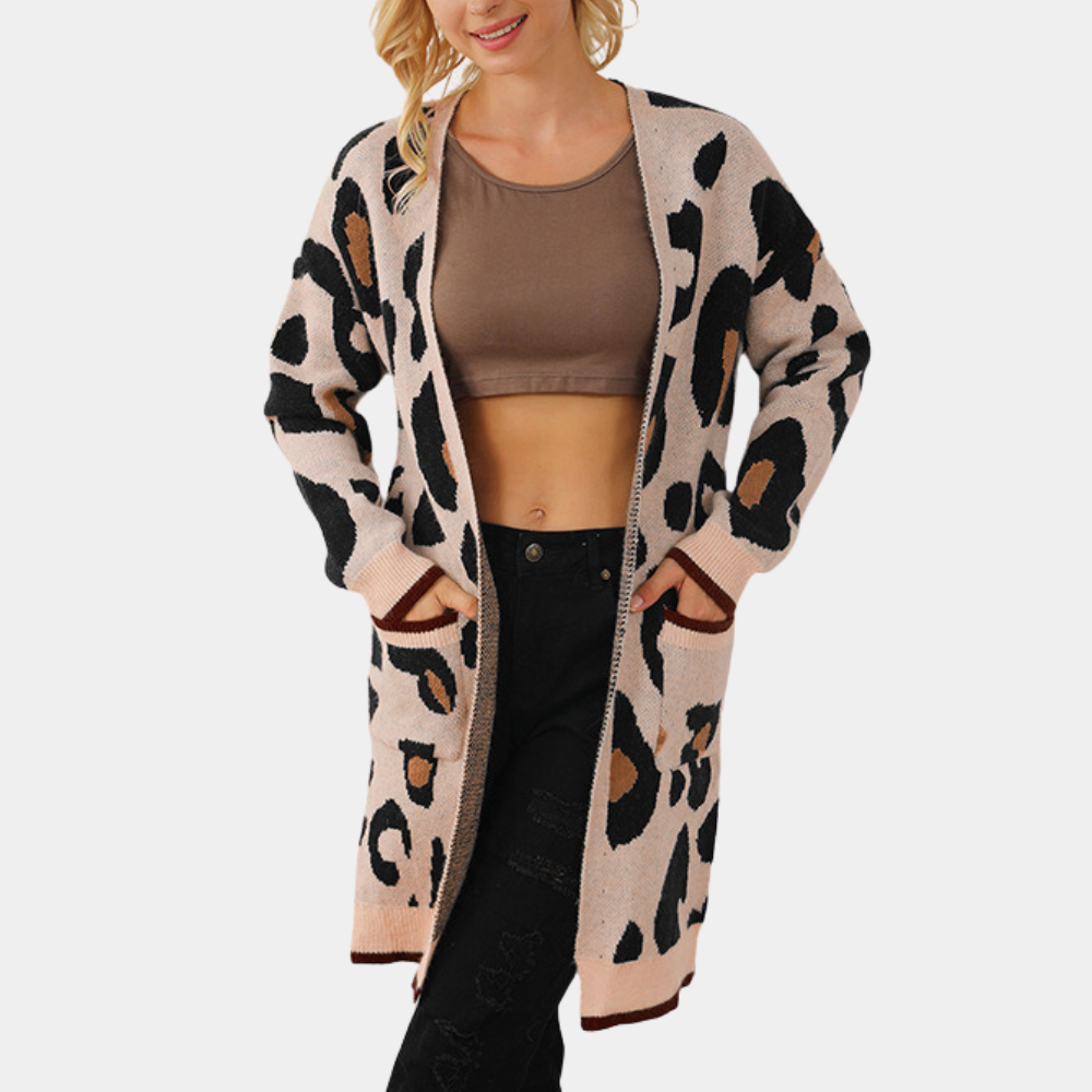 EDELINA's stylish cardigan in a leopard print motif - a combination of wildness and elegance.