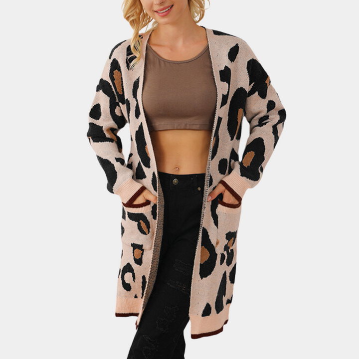 EDELINA's stylish cardigan in a leopard print motif - a combination of wildness and elegance.