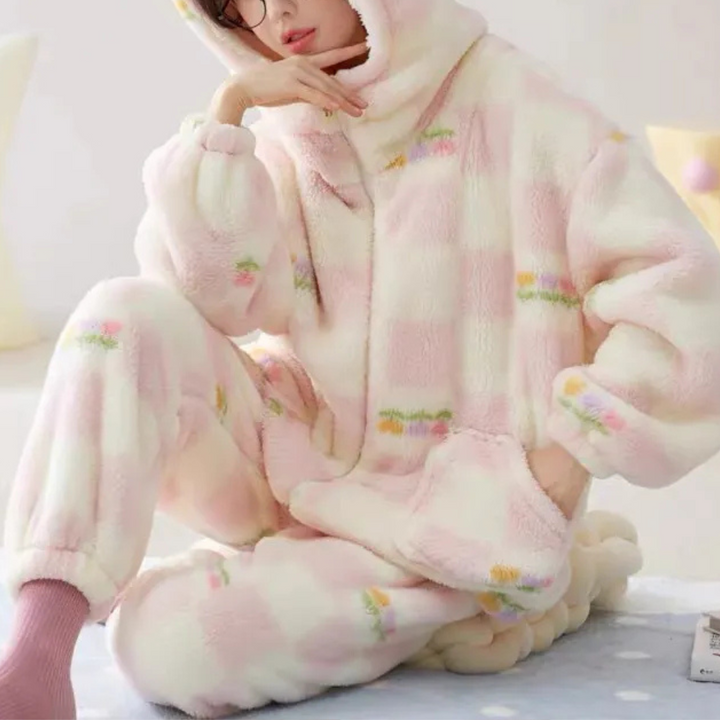 Discover ultimate comfort with the luxurious KAHLIA women's pyjamas!
