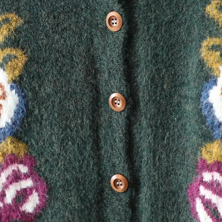 Stylish floral cardigan: perfect for everyday elegant styling