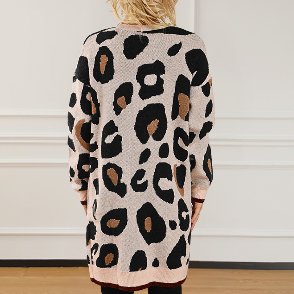 EDELINA's stylish cardigan in a leopard print motif - a combination of wildness and elegance.
