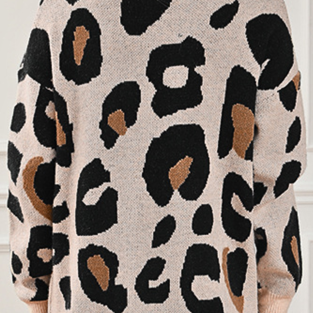EDELINA's stylish cardigan in a leopard print motif - a combination of wildness and elegance.