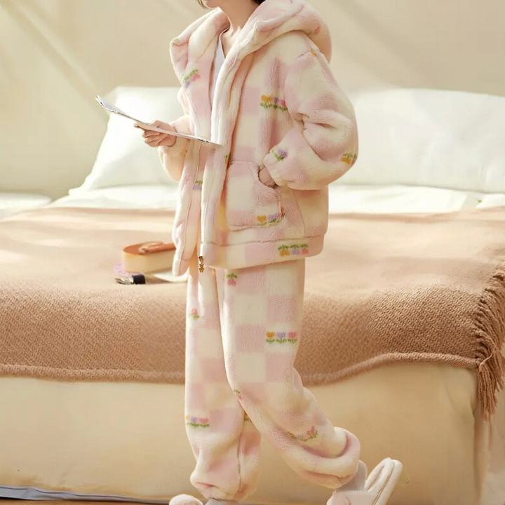 Discover ultimate comfort with the luxurious KAHLIA women's pyjamas!