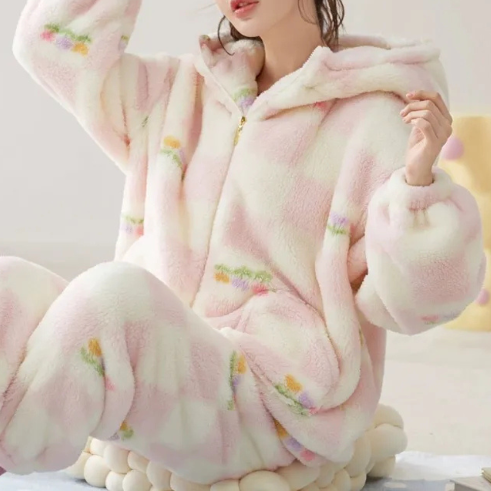 Discover ultimate comfort with the luxurious KAHLIA women's pyjamas!
