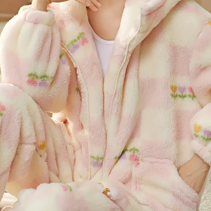 Discover ultimate comfort with the luxurious KAHLIA women's pyjamas!